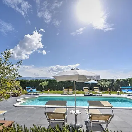Sleeps 4 Pool Air Con Wifi